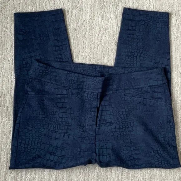 NWOT Chico’s Blue Croc-Print Ponte Cropped Leggings Size 12 - Picture 5 of 11